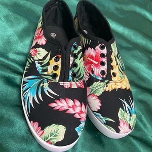 Charles Albert Woman’s Lace Up Canvas Shoe Size 10/11 Tropical Floral Pattern